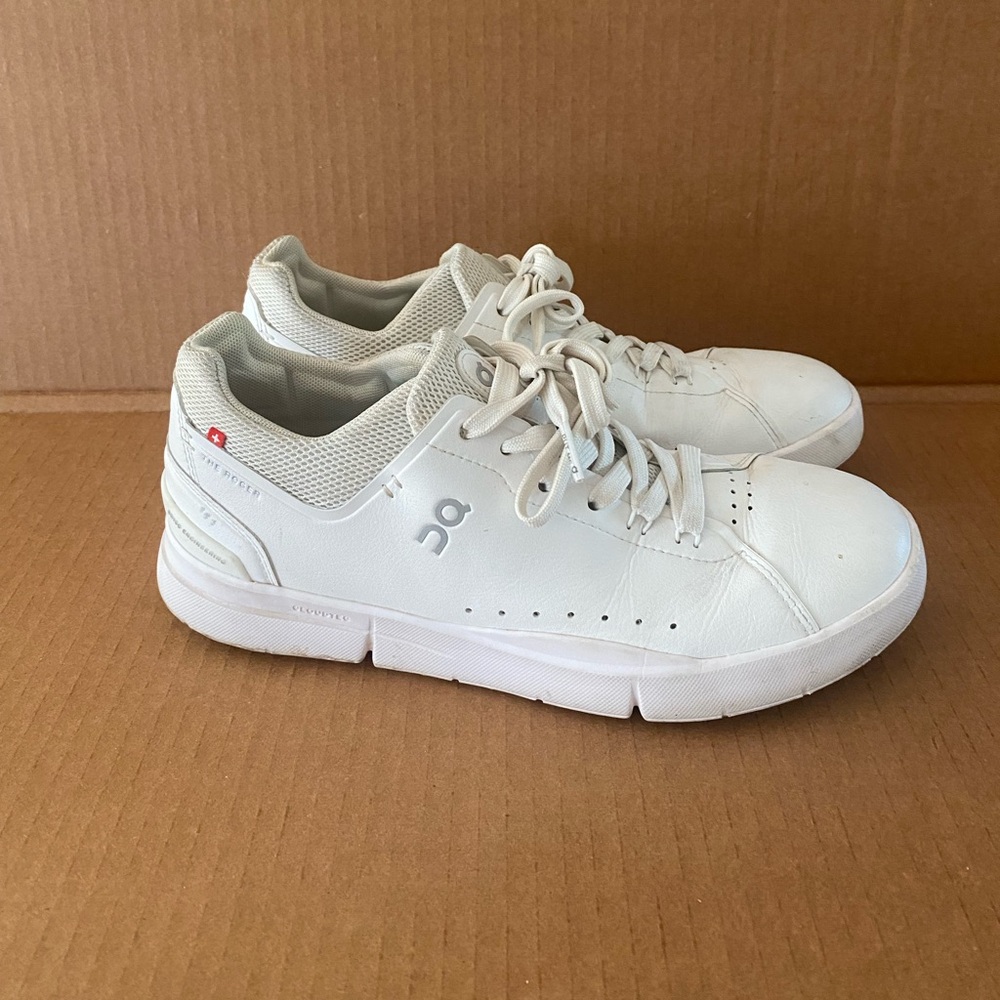 On Running Women's The Roger Sneaker White Leather | US 8
